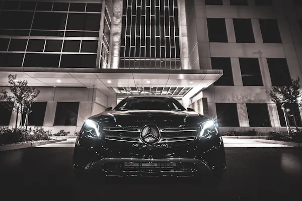Mercedes noire en ville